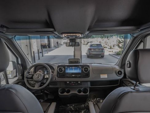 Used 2025 Mercedes-Benz Sprinter 2500 image 27