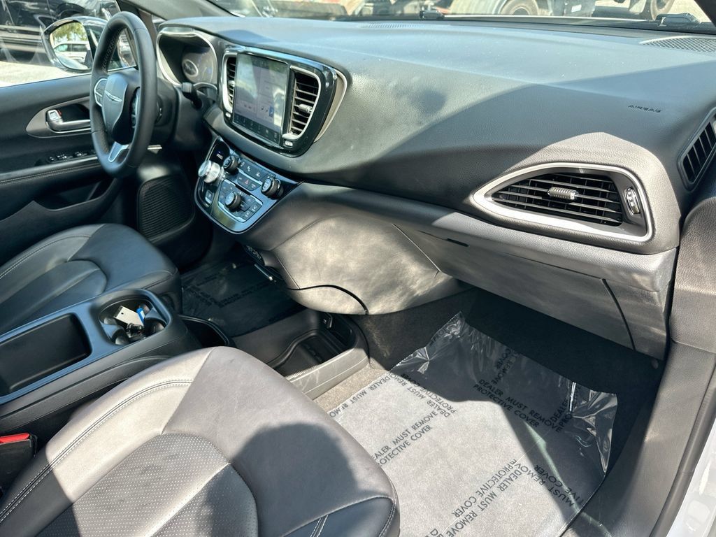 Used 2025 Chrysler Pacifica Select FWD image 27