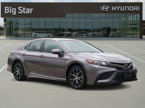 Used 2024 Toyota Camry SE FWD image 6