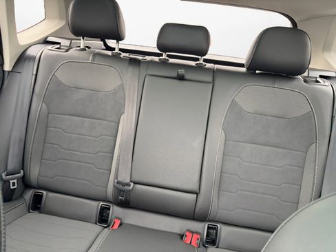 Used 2025 Volkswagen Taos SE image 12