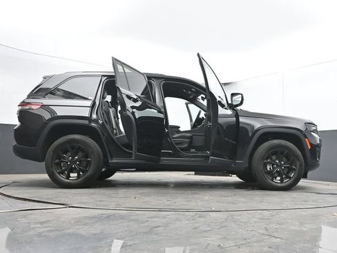 Used 2025 Jeep Grand Cherokee Altitude AWD/4WD image 72