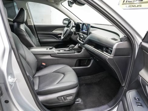 Used 2025 Toyota Grand Highlander AWD image 16