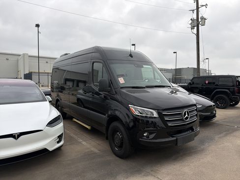Used 2023 Mercedes-Benz Sprinter 2500 w/ Dashboard Charging Package image 4