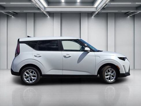 Certified 2025 Kia Soul LX w/ LX Technology Package FWD image 3