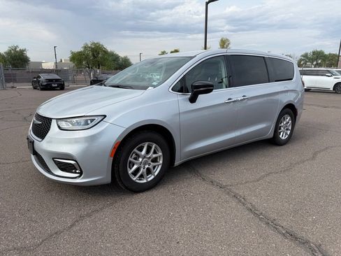 Used 2024 Chrysler Pacifica Touring-L FWD image 1