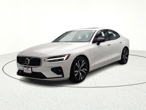 Used 2019 Volvo S60 T6 R-Design image 3