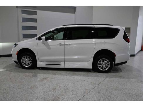 Used 2022 Chrysler Pacifica Touring-L FWD image 9