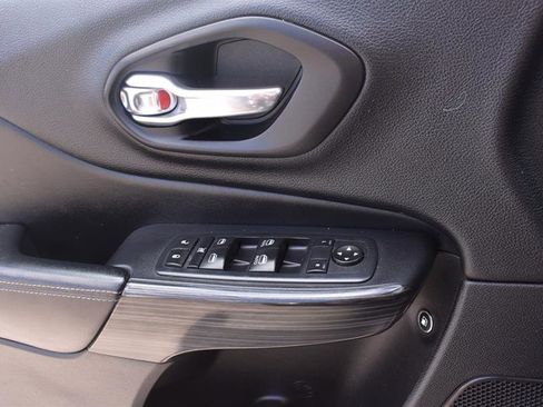 Used 2017 Jeep Cherokee Limited image 14