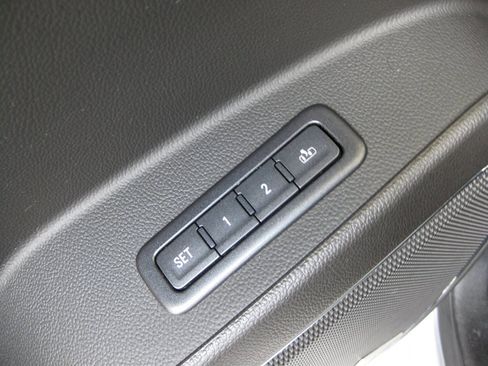Used 2018 Chevrolet Suburban LT RWD image 11