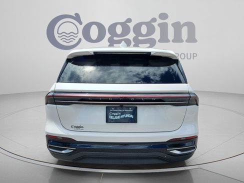Used 2024 Lincoln Nautilus Premier AWD/4WD image 4