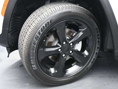Used 2025 Jeep Grand Cherokee Altitude RWD image 22