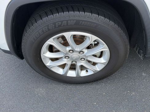 Used 2021 Jeep Grand Cherokee Laredo RWD image 33