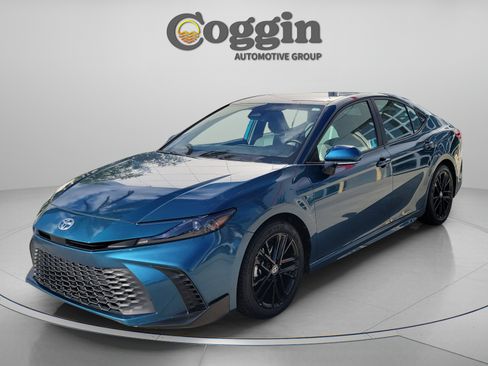 Used 2025 Toyota Camry SE FWD image 1