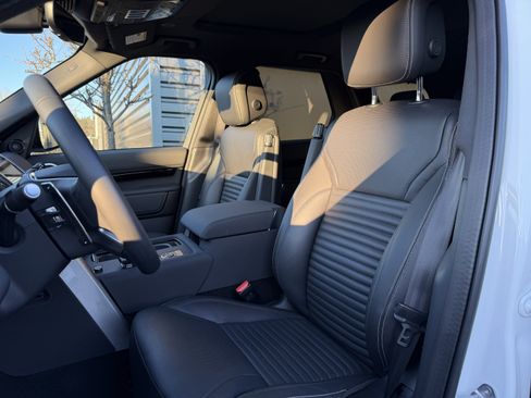 Certified 2025 Land Rover Discovery S image 21