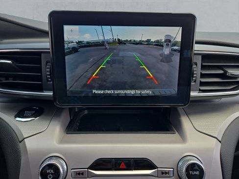 Used 2023 Ford Explorer XLT w/ Equipment Group 202A AWD/4WD image 19