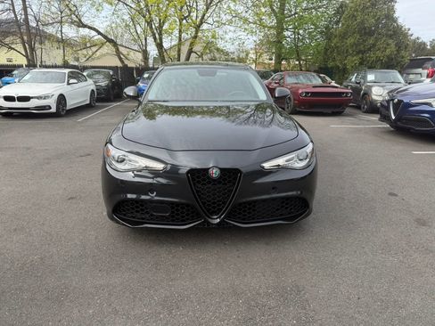 Used 2017 Alfa Romeo Giulia w/ Sport Appearance Package image 8