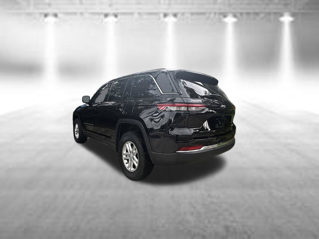 Used 2023 Jeep Grand Cherokee Laredo AWD/4WD image 5