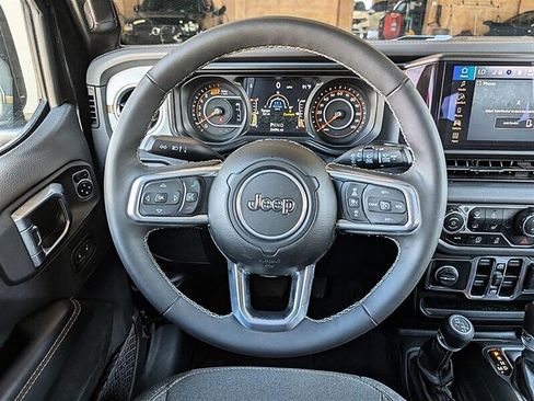Used 2025 Jeep Wrangler Unlimited Sahara AWD/4WD image 19