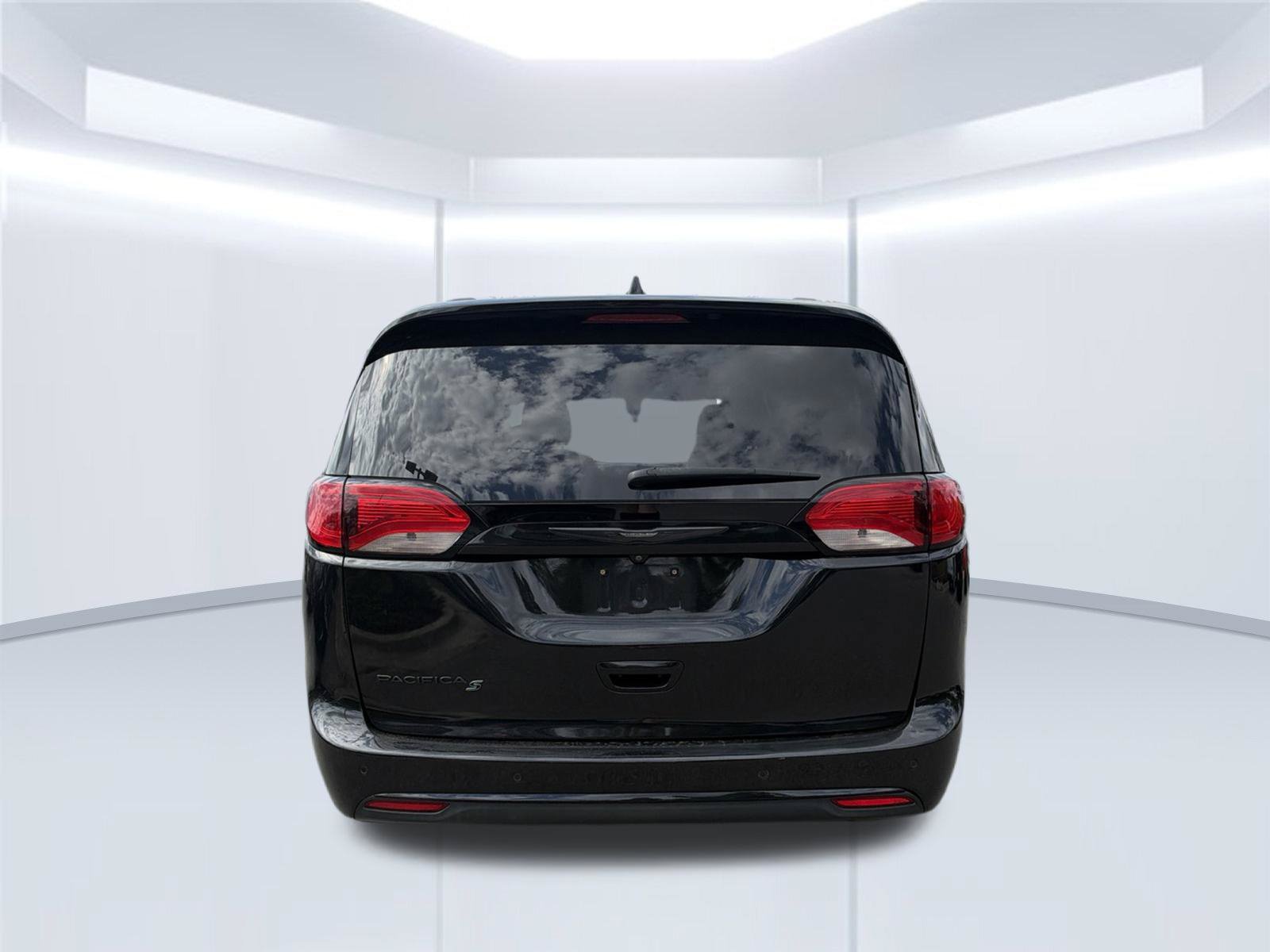 Used 2018 Chrysler Pacifica Touring-L w/ S Appearance Package FWD image 4