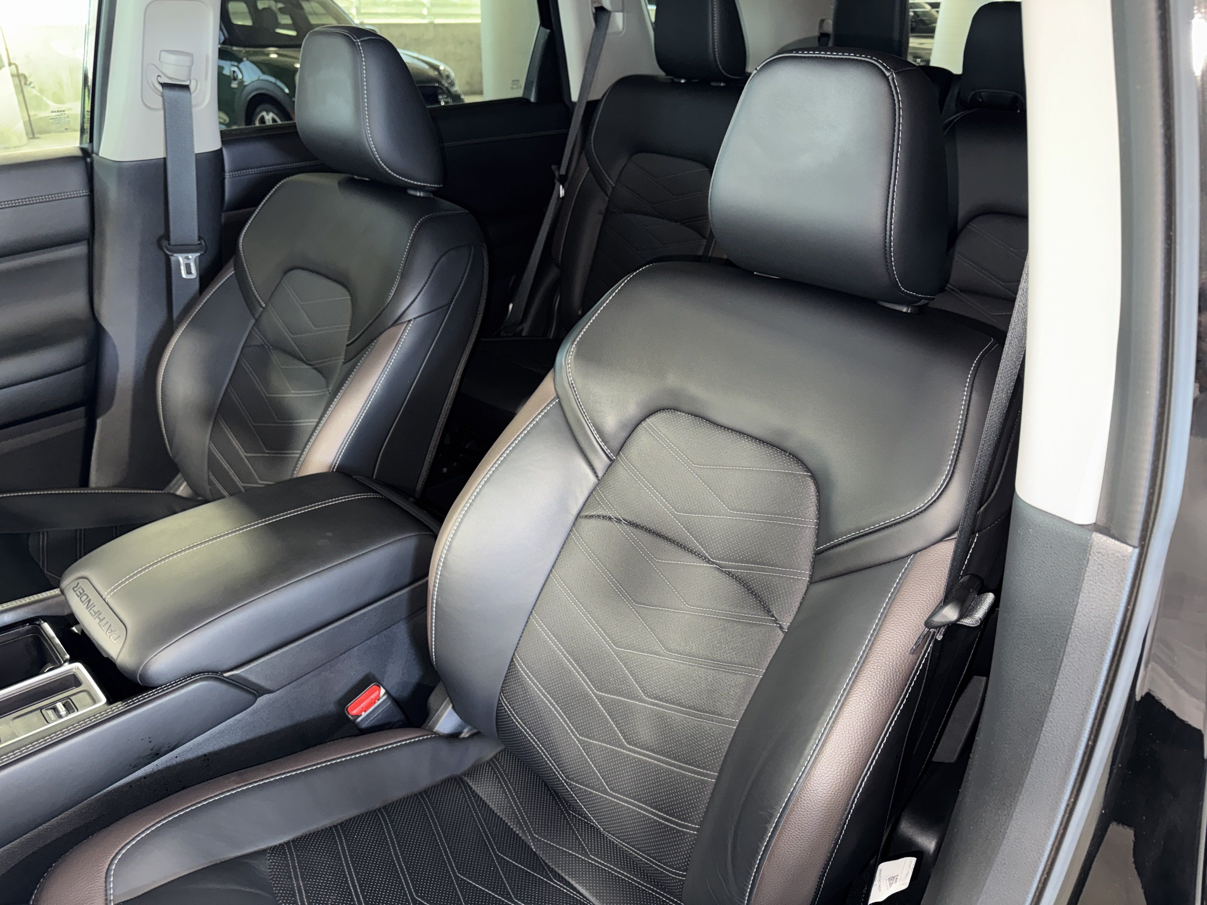 Used 2024 Nissan Pathfinder Platinum FWD image 35