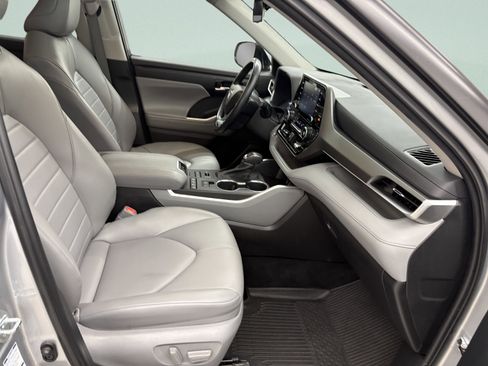 Used 2022 Toyota Highlander XLE AWD/4WD image 26
