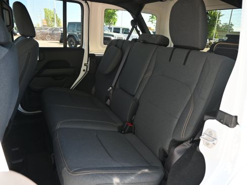 Used 2025 Jeep Wrangler Unlimited Sahara AWD/4WD image 31