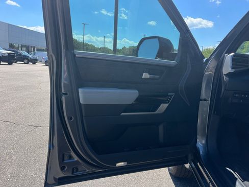 Used 2025 Toyota Tundra Limited AWD/4WD image 33