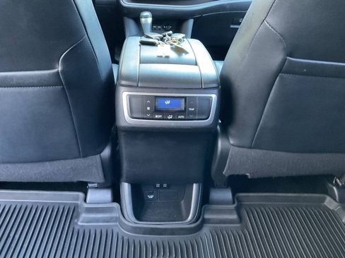 Used 2019 Toyota Highlander XLE AWD/4WD image 32