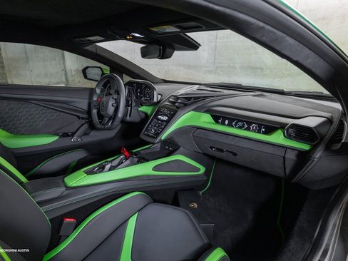 Used 2024 Lamborghini Revuelto image 30