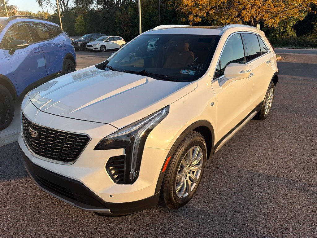 Used 2023 Cadillac XT4 Premium Luxury w/ Technology Package AWD/4WD image 3