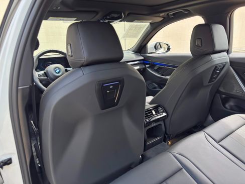 Used 2025 BMW i5 eDrive40i w/ M Sport Package RWD image 39