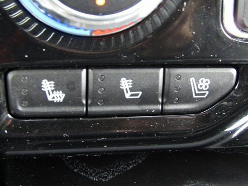 Used 2021 GMC Yukon Denali w/ Denali Premium Package image 23