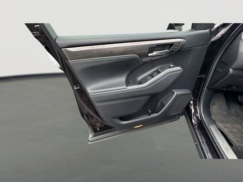 Used 2021 Toyota Highlander Platinum image 16