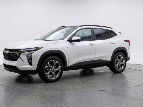 Used 2025 Chevrolet Trax LT FWD image 3