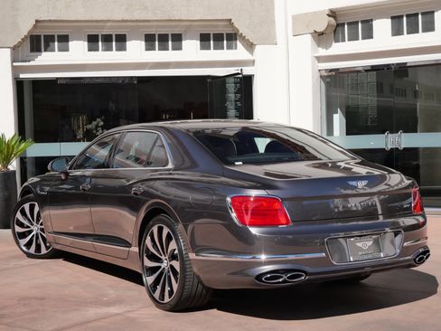 Used 2024 Bentley Flying Spur Azure image 3