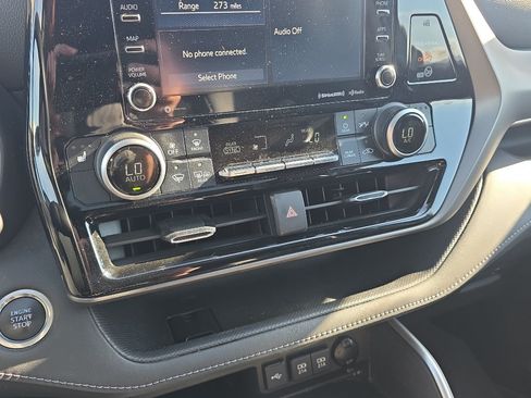 Certified 2020 Toyota Highlander XLE AWD/4WD image 12