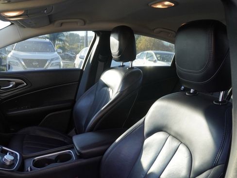 Used 2017 Chrysler 200 Limited Platinum image 17