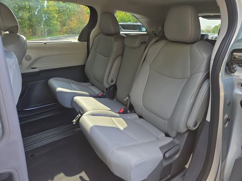 Used 2024 Toyota Sienna XLE image 28