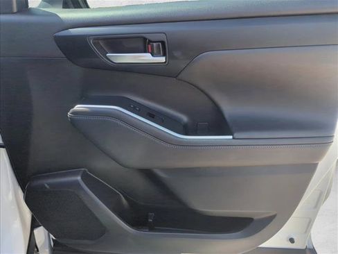 Used 2023 Toyota Highlander XLE FWD image 29