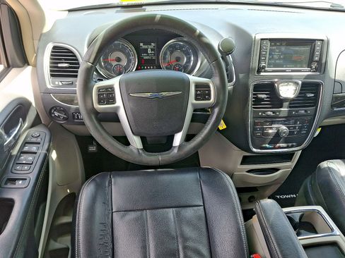 Used 2014 Chrysler Town & Country Touring FWD image 21