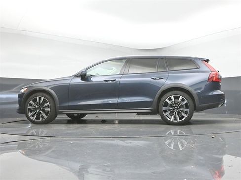 Used 2022 Volvo V60 T5 Cross Country w/ Advanced Package image 38