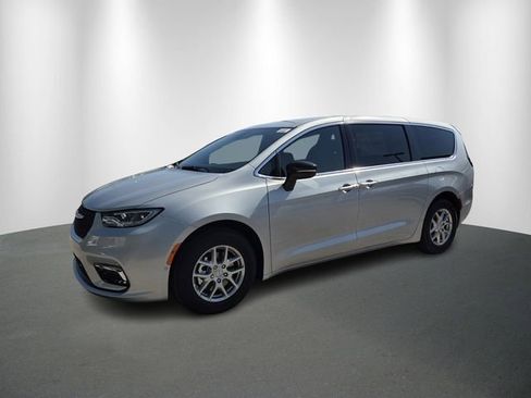 New 2026 Chrysler Pacifica Select image 2