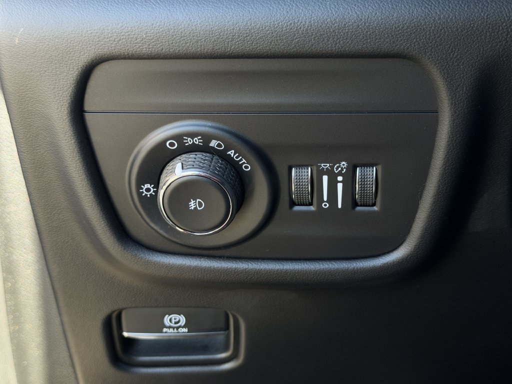 Used 2022 Jeep Grand Cherokee Summit AWD/4WD image 23