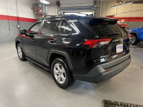Used 2021 Toyota RAV4 XLE w/ Convenience Package FWD image 8