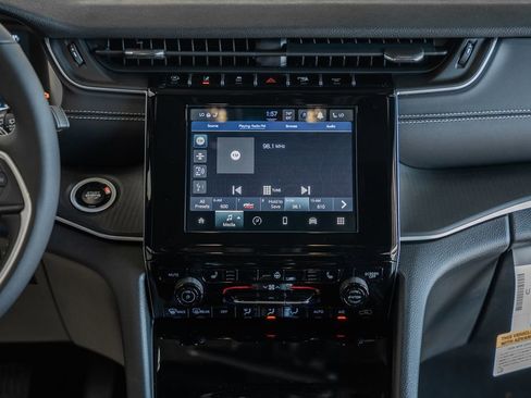 New 2025 Jeep Grand Cherokee Laredo X w/ Luxury Tech Group I image 19