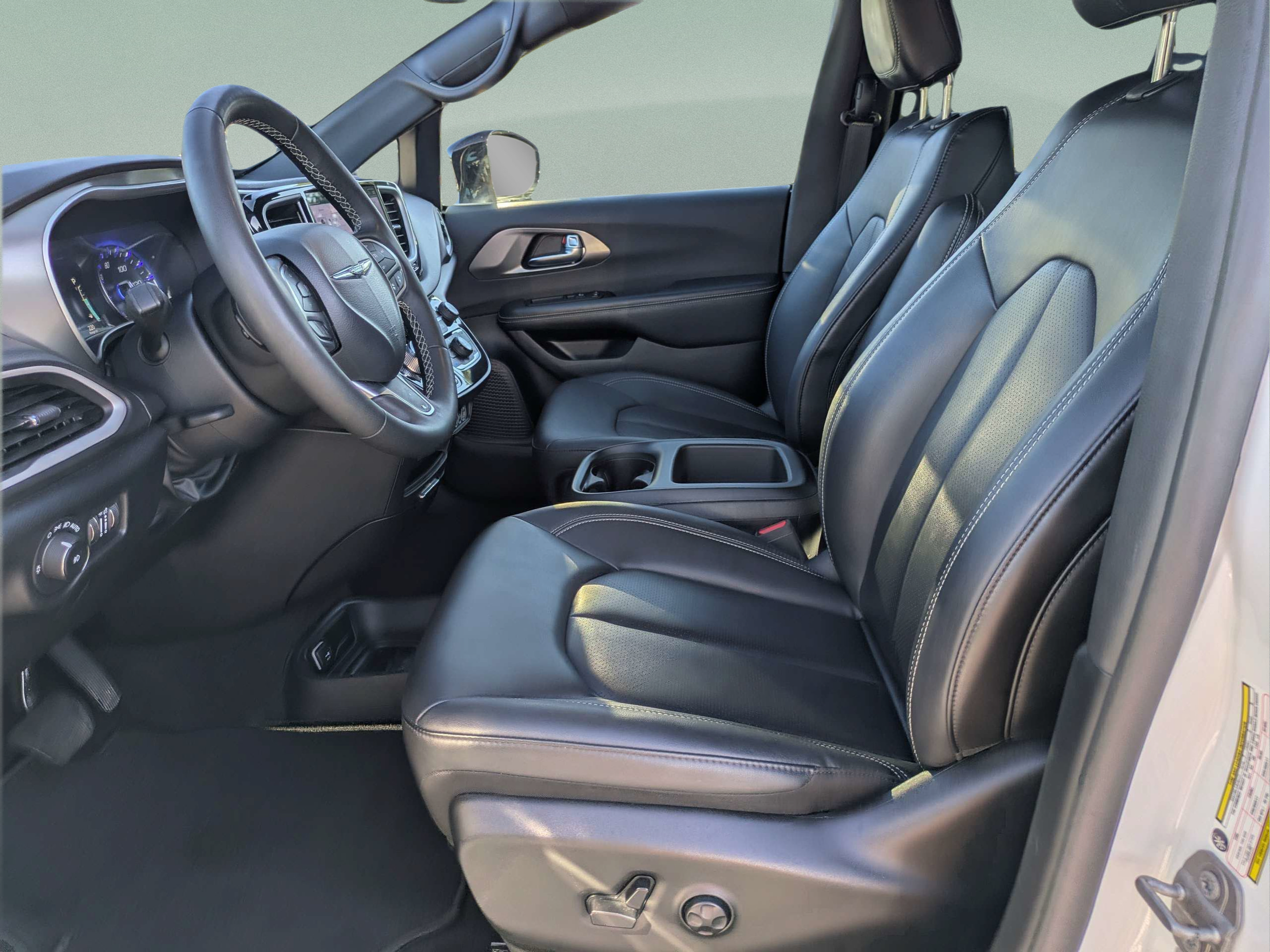 Used 2025 Chrysler Pacifica Select FWD image 16