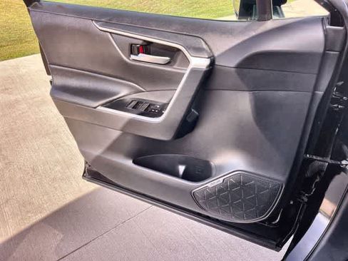 Used 2020 Toyota RAV4 XLE FWD image 30