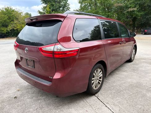 Used 2017 Toyota Sienna XLE Premium FWD image 11