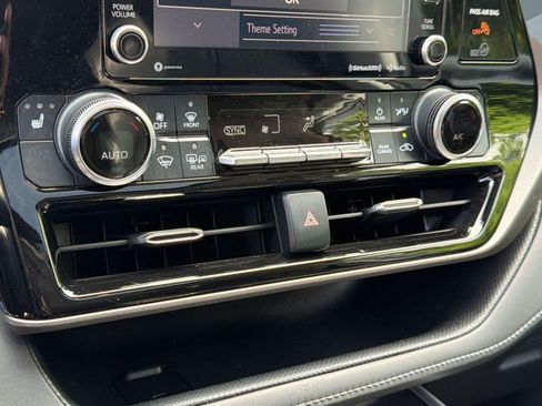 Used 2021 Toyota Highlander XLE AWD/4WD image 27