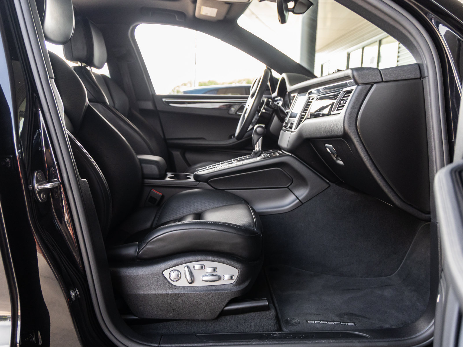 Used 2018 Porsche Macan Sport Edition AWD/4WD image 36